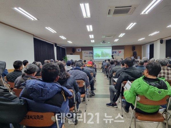 산내면 사과발전협의회협의회 사무실에서 열린 6회차 과정에 참석한 교육생들이 사과 재배 기술 강의를 듣고 있는 모습./밀양시 제공