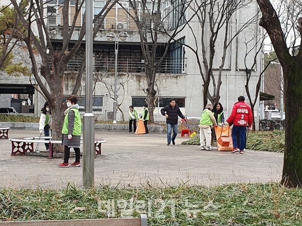 이상길 예비후보가 동천동 주민들과 함께 환경정화 봉사활동을 하고 있는 모습./이상길 후보 제공