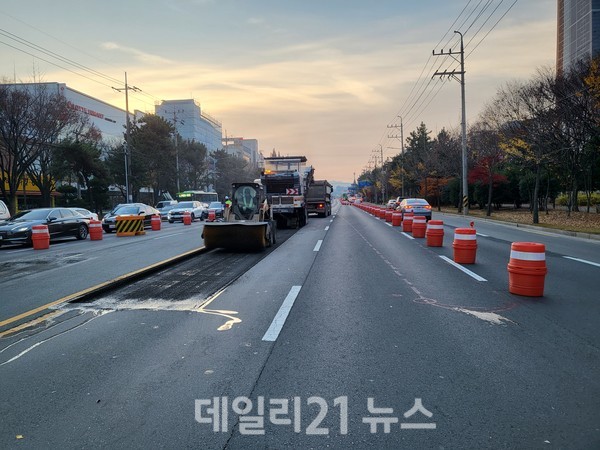 창원시가 도로파손 구간에 대해 긴급 복구공사를 시행한다./창원시 제공