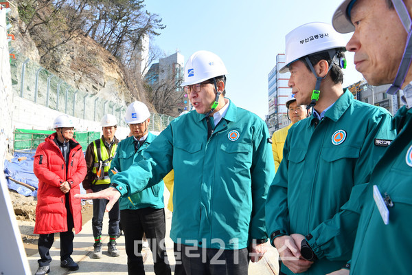 박형준 시장이 서부산 일대 주요 취약시설을 찾아 안전실태를 점검하고 있다./부산시 제공