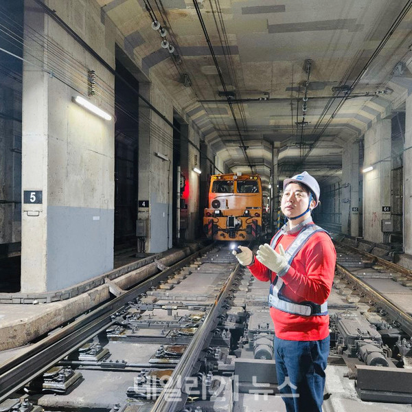 장예찬 수영구 국회의원 후보가 부산도시철도 3호선 수영역 안전 점검을 하고 있다./장예찬 후보캠프 제공