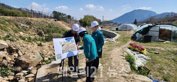 창원시는 우수기 자연재해를 대비하고자 하천구역 내 제방 및 호안 등 현장점검을 실시했다./창원시 제공