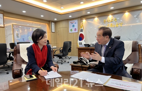 김희정 예비후보가 '연제 교육발전 특구' 조성을 위해 하윤수 교육감을 만났다./김희정 캠프제공