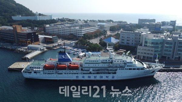 국립한국해양대학교 실습선 한바다호. / 사진 = 해양대 제공