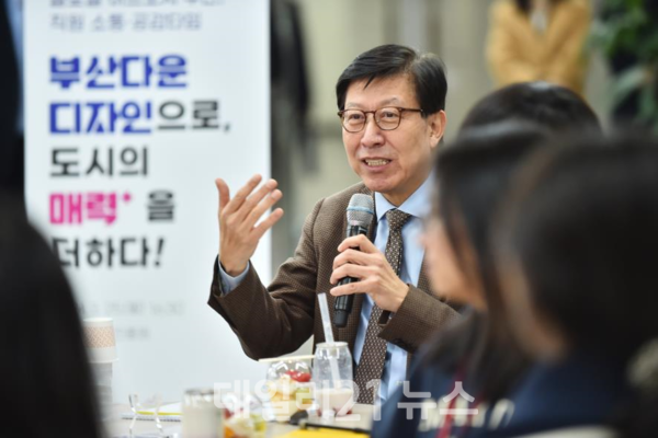 박형준 부산시장이 지난 25일 부산디자인진흥원에서 열린 '소통·공감 타임'에서 발언하고 있다. / 사진 = 부산시 제공