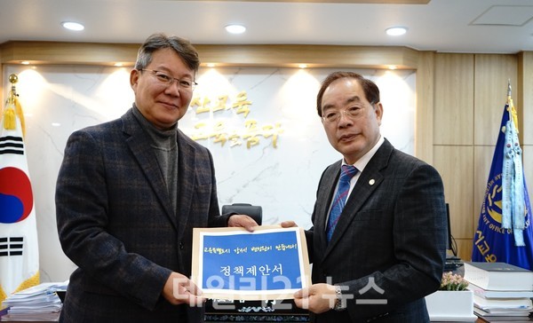 변성완 후보가 하윤수교육감을 만나 ‘교육특별도시 강서 정책제안서’를 전달 하고 있는 모습./변성완 캠프 제공