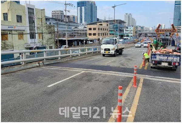 영주고가교 단차 발생 부분을 아스콘으로 포장 보수한 모습. / 사진 = 부산시 제공