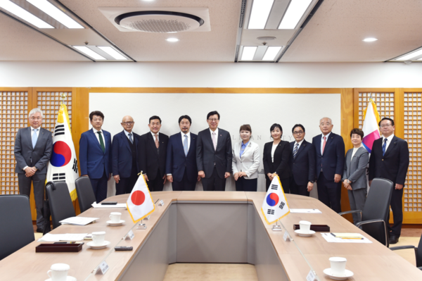 15일 시청 박형준시장이 국제의전실에서 와타나베 쿠니코 한일친선 교토부의회 의원연맹 회장, 관계자들과 함께 기념사진을 촬영하고 있다. / 사진 = 부산시 제공