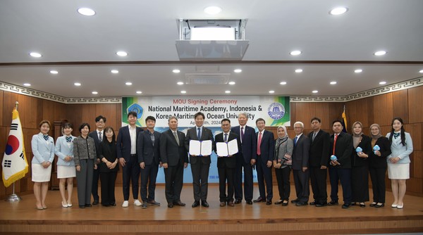 국제학술교류협정 체결식 참석자들이 단체 기념사진을 촬영하고 있다. / 사진 = 해양대 제공