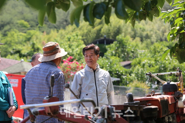 안병구 시장이 농기계 순회수리 교육 현장에서 농민들의 고충 사항을 듣고 있다./밀양시 제공