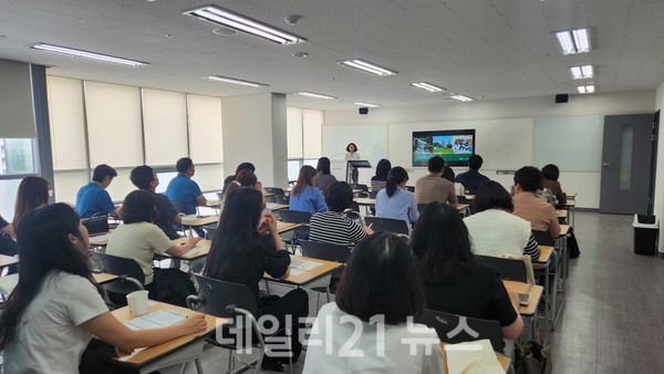 글로컬대학과 지역 동반성장을 위한 직원 교육 실시하고 있다./김해시 제공 