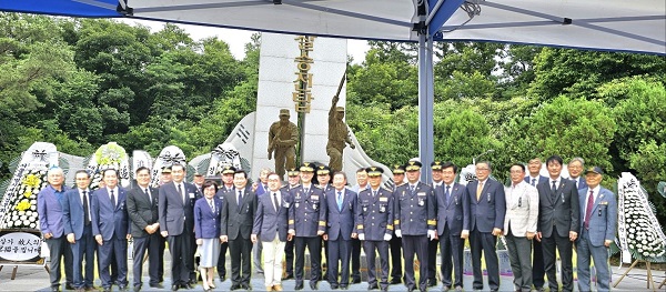 함안재향경우회가 25일 오후 2시 함안경찰승전기념공원 광장에서 2024년 전사·순직 경찰관 추모제를 개최했다. 사진은 기념촬영 모습.[사진제공=함안재향경우회]