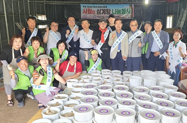 배달에 앞서 기념촬영을 하고 있는 임원들과 회원들.[사진제공=작은나눔 16구군봉사회]