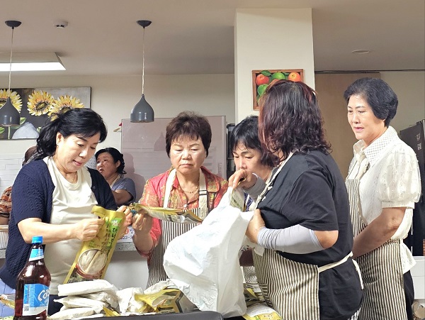 회원들이 요리 준비를 하고 있다.[사진제공=작은나눔 16구ㆍ군 봉사회]