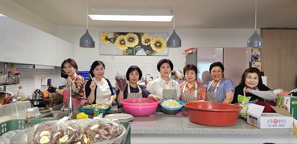 회원들이 요리 준비 중 포즈를 취하고 있다.[사진제공=작은나눔 16구ㆍ군 봉사회]