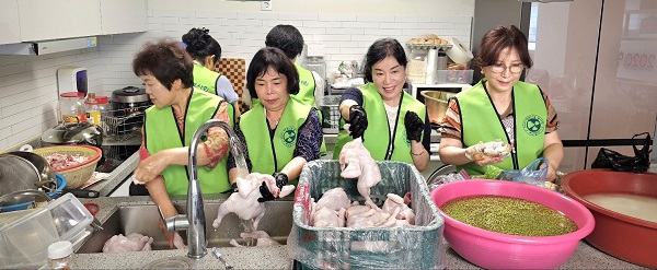 회원들이 밝은 모습으로 요리 준비를 하고 있다.[사진제공=작은나눔 16구ㆍ군 봉사회]