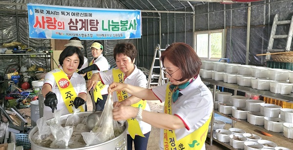 조합원들이 삼계탕 요리에 정성을 쏟고 있다.[사진제공=이비티에스협동조합]