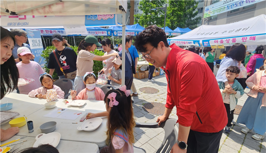 곽규택 의원이 지역구 행사에서 아이들을 보고 환하게 웃고 있다.[곽규택 의원실 제공]