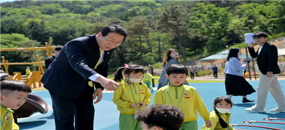 수정산 꿈자락터에서 김진홍 청장이 아이들과 함께 즐거운 한때를 보내고 있다.[부산 동구청 제공]