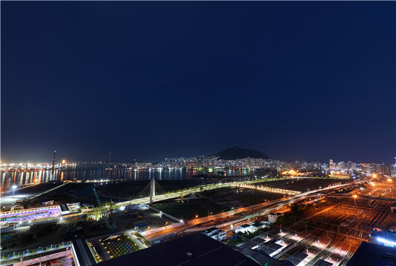 북항 야경모습.[부산시 제공]