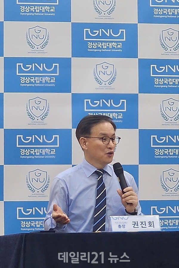 경상국립대학교는 18일 오후 가좌캠퍼스 기자회견장에서 '경상국립대학교 제12대 총장 권진회 박사 취임 기자회견'을 개최했다. / 사진 = 박현수 기자