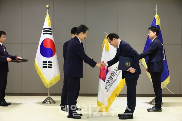 18일 진행된 시상식에 이준승 시 행정부시장이 한덕수 국무총리로부터 대통령 표창을 직접 받았다. / 사진 = 부산시 제공