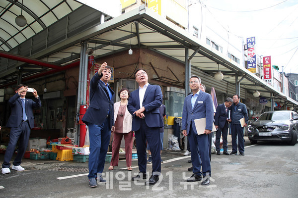 홍남표 시장이 반월시장 현장점검을 하고 있는 모습./창원시 제공