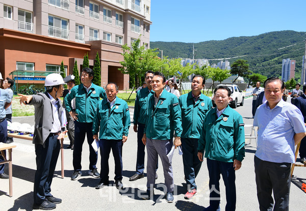 건설소방위원회가 ‘창원 현동 공공주택’ 건립 현장을 찾아 조속한 공사 재개 촉구에 나섰다./경남도 제공