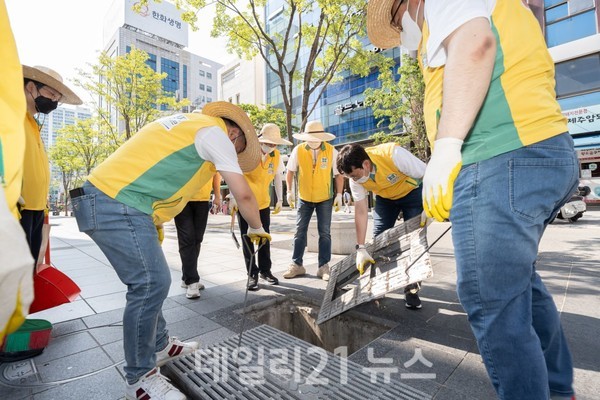 신천지자원봉사단 부산동부지부 회원들이 지역 내 상가 빗물받이 청소를 하고 있다./신천지자원봉사단 부산동부지부 제공