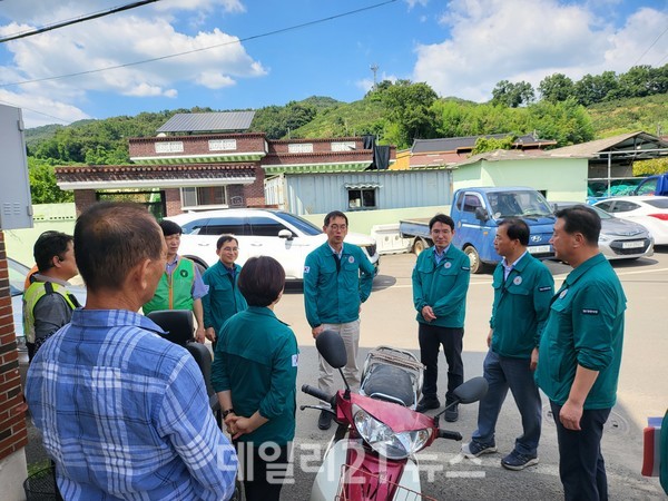 행안부, 경남도, 밀양시 폭염 대비 합동점검반이 밀양시 하남읍 양동리 무더위 쉼터를 방문해 주민들에게 폭염 피해 예방을 위한 당부사항을 전달하고 있다./밀양시 제공