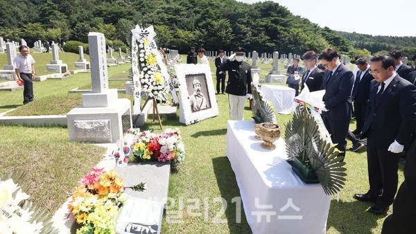 우원식 국회의장이 국립대전현충원을 찾아 광복 79주년 및 홍범도 장군 귀환 3주년 기념식에 참석했다./국회 제공