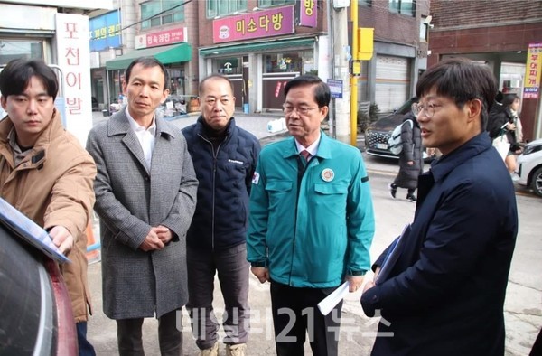 최춘식 의원이 자율주택정비사업 현장을 방문했다./사진=최춘식 의원실