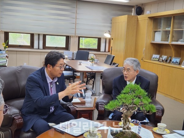 홍태용 김해시장이 박종훈 교육감과 교육 분야 주요 현안을 논의하고 있다./김해시 제공